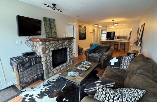 Kaslo Condominio | LAKEFRONT LUXURY CONDO.