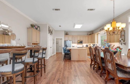 Etoile Casa | Lakefront Luxury for the Whole Crew