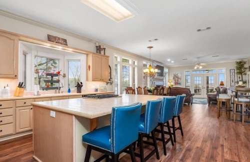 Etoile Casa | Lakefront Luxury for the Whole Crew