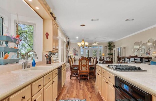Etoile Casa | Lakefront Luxury for the Whole Crew