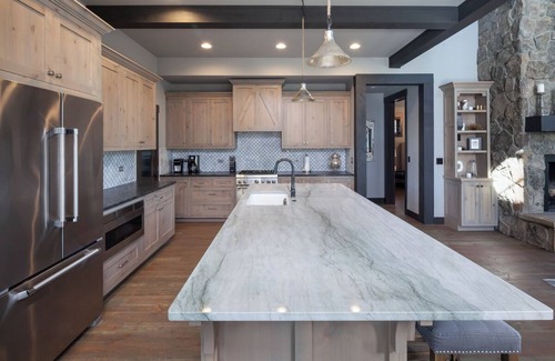 Whitefish Apartamento | Lakefront Luxury Home#1 | Hot Tub, Fireplace, Spacious Deck & Serene Views