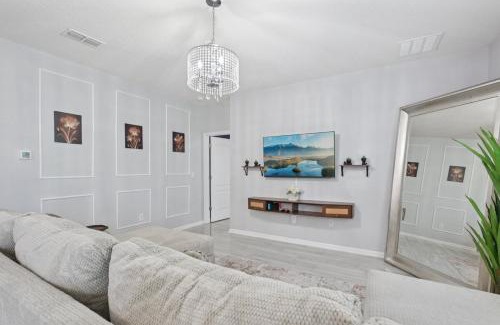 Northside Casa | Lakefront Luxury Retreat 5BR