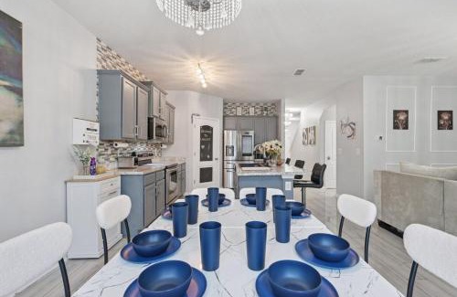 Northside Casa | Lakefront Luxury Retreat 5BR