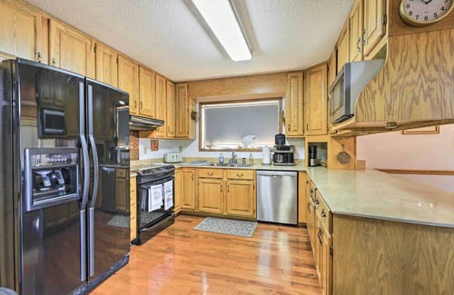 Macon Cabaña | Lakefront Macon Getaway w/ Stunning Boathouse