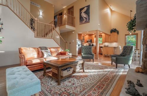 East Stroudsburg Casa | Lakefront Mansion w/ 3 Decks, Hot Tub, Boats, & Game Room!