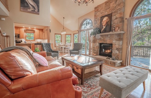 East Stroudsburg Casa | Lakefront Mansion w/ 3 Decks, Hot Tub, Boats, & Game Room!