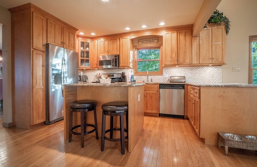 East Stroudsburg Casa | Lakefront Mansion w/ 3 Decks, Hot Tub, Boats, & Game Room!