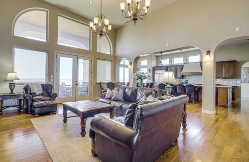 Tucumcari Casa | Lakefront Mansion: Game Room & Deck in New Mexico!
