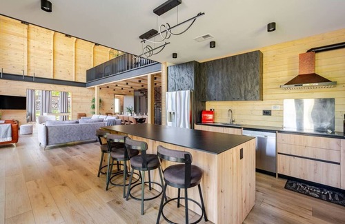 Scotrun Cabina | Lakefront Mansion / Private Lake, Hot tub, Fishing, near Camelback Resort