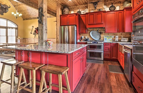 Tazewell Cabina | Lakefront Norris Lake Cabin w/ Decks & Dock!