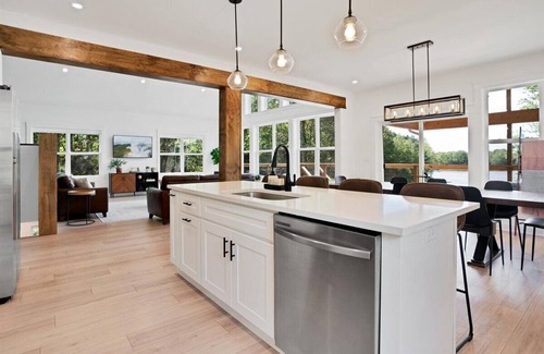 Pocono Lake Cabina | Lakefront Paradise - Luxury 5-Bedroom Home in the Poconos, Sleeps 10!