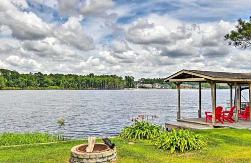 South View Casa | Lakefront Parkton Home: Pool & Fishing Dock!