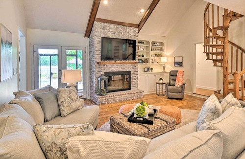 South View Casa | Lakefront Parkton Home: Pool & Fishing Dock!