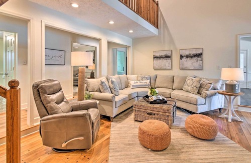 South View Casa | Lakefront Parkton Home: Pool & Fishing Dock!