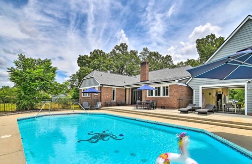 South View Casa | Lakefront Parkton Home: Pool & Fishing Dock!