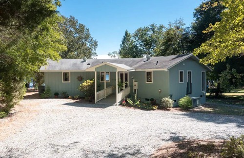 Henrico Casa | LAKEFRONT, PET Friendly, Firepit, Great Dock, Kayak