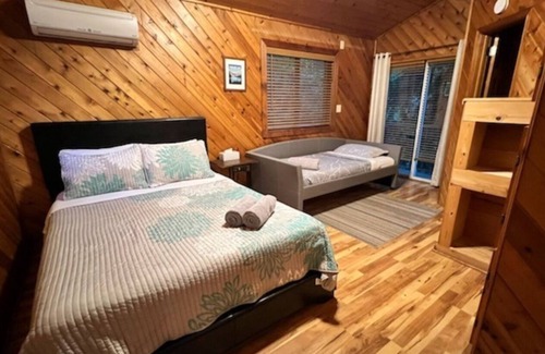 East Stroudsburg Chalet De Esquí | Lakefront Pocono, Pet-friendly Wifi AC, Hot Tub, Pool Table, Camelback, Kalahari