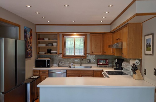 East Stroudsburg Chalet De Esquí | Lakefront Pocono, Pet-friendly Wifi AC, Hot Tub, Pool Table, Camelback, Kalahari