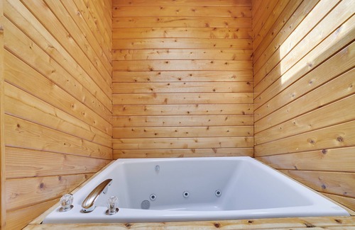 East Stroudsburg Chalet De Esquí | Lakefront Pocono, Pet-friendly Wifi AC, Hot Tub, Pool Table, Camelback, Kalahari