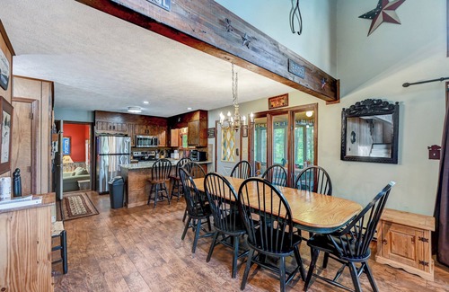 Gouldsboro Casa | Lakefront Pocono Retreat / Family & Pet Friendly / canoas / kayak / row boat / Fire hoyo!