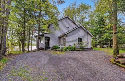 Gouldsboro Casa | Lakefront Pocono Retreat / Family & Pet Friendly / canoas / kayak / row boat / Fire hoyo!