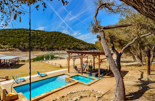 Lower Basin Lake Travis Casa | LAKEFRONT * LAKE TRAVIS + Pool / HotTub + Sand Vball + Kayaks + Dock + Cocina al aire libre + 4 acres