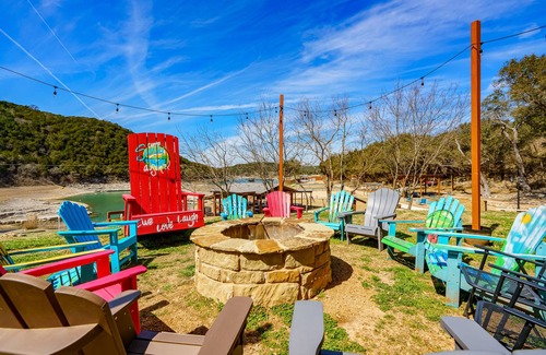 Lower Basin Lake Travis Casa | LAKEFRONT * LAKE TRAVIS + Pool / HotTub + Sand Vball + Kayaks + Dock + Cocina al aire libre + 4 acres
