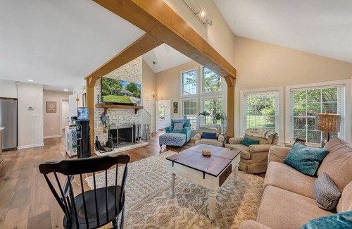 Smith Mountain Lake Casa | LAKE Grace: Lakefront, Private Dock.