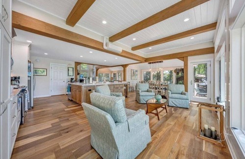 Smith Mountain Lake Casa | LAKE Grace: Lakefront, Private Dock.