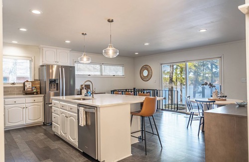 Whispering Pines Casa | Lakefront Retreat Mins to Golf! Sleeps 8 guests!