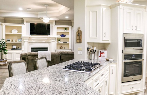 Atascocita Casa | Lakefront Retreat Enjoy Serenity and Scenic Views