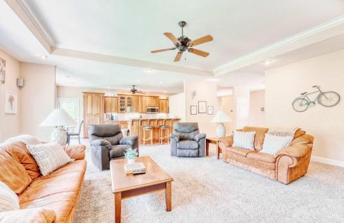 Bella Vista Casa | Lakefront Retreat - Near Trails & Family Fun