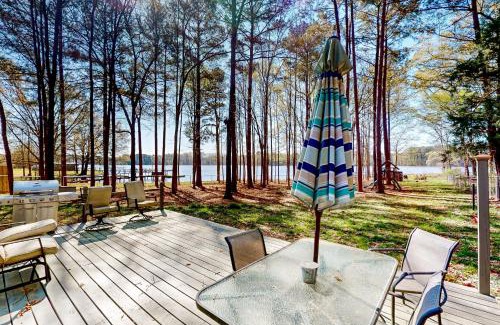 Saluda Casa | Lakefront Retreat
