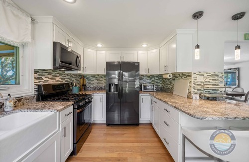 Salem Lakes Casa | Lakefront Family Retreat Hot Tub, Dock