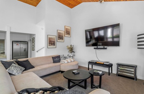 Kelvin Heights Casa | Lakefront Serenity - Queenstown Holiday Home