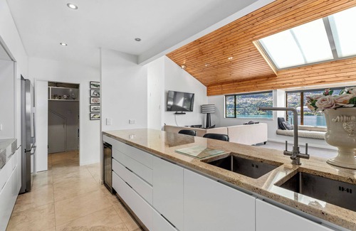 Kelvin Heights Casa | Lakefront Serenity - Queenstown Holiday Home