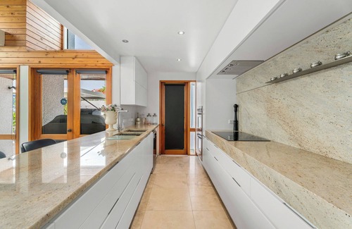 Kelvin Heights Casa | Lakefront Serenity - Queenstown Holiday Home