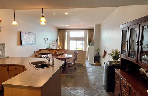 Scotch Creek Casa | Lakefront Shuswap townhouse in Scotch Creek (Buoy, private beach & pool/hot tub)