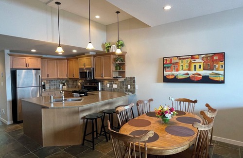 Scotch Creek Casa | Lakefront Shuswap townhouse in Scotch Creek (Buoy, private beach & pool/hot tub)
