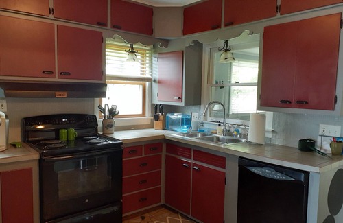 Laingsburg Casa | Lakefront sleeps 4-6. MSU events, weddings, golf, close to East Lansing. FISH!