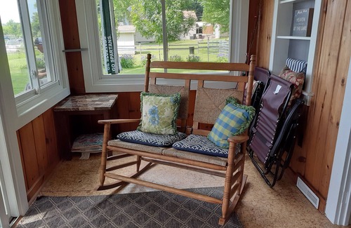 Laingsburg Casa | Lakefront sleeps 4-6. MSU events, weddings, golf, close to East Lansing. FISH!