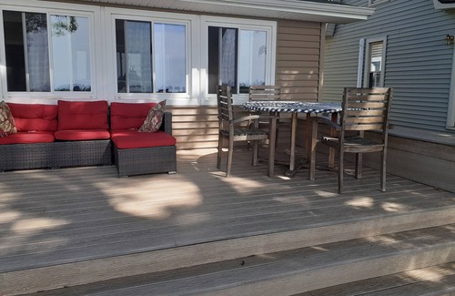 Laingsburg Casa | Lakefront sleeps 4-6. MSU events, weddings, golf, close to East Lansing. FISH!