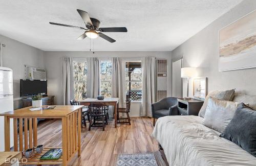 Uncertain Casa | Lakefront Southern Pearl With Kayaks & Canoes