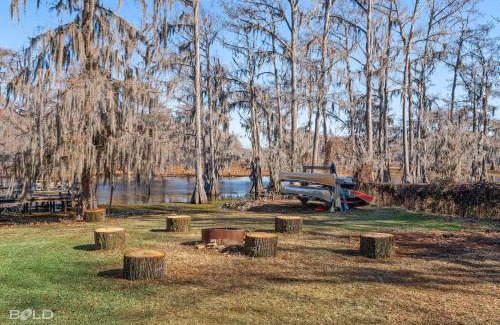 Uncertain Casa | Lakefront Southern Pearl With Kayaks & Canoes