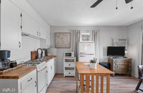 Uncertain Casa | Lakefront Southern Pearl With Kayaks & Canoes