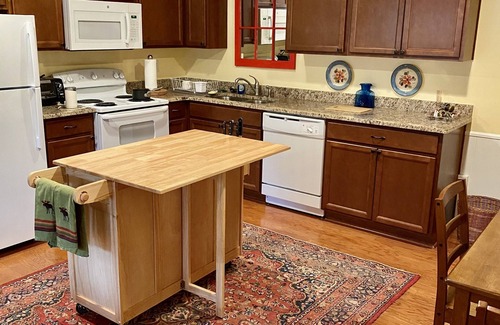 Whispering Pines Apartamento | Lakefront Spacious Furnished One Bedroom Downstairs Apartment. Full Kitchen!