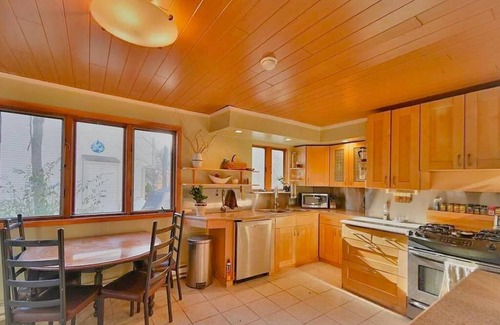 Pocono Summit Chalet De Esquí | LAKEFRONT Stillwater Lakes Chalet- Hot Tub, Gameroom, Firepit, Kayaks, Dock, BBQ