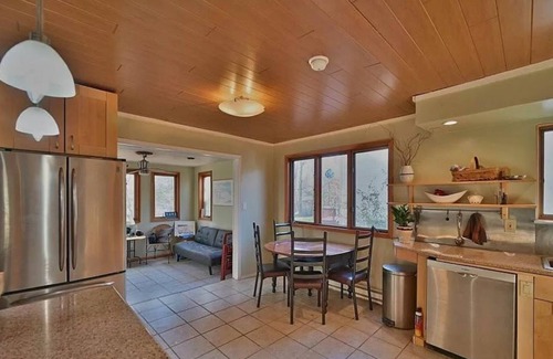 Pocono Summit Chalet De Esquí | LAKEFRONT Stillwater Lakes Chalet- Hot Tub, Gameroom, Firepit, Kayaks, Dock, BBQ