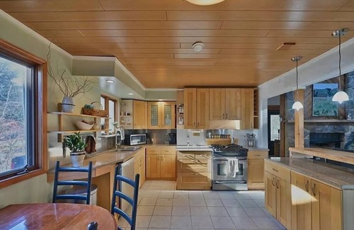 Pocono Summit Chalet De Esquí | LAKEFRONT Stillwater Lakes Chalet- Hot Tub, Gameroom, Firepit, Kayaks, Dock, BBQ