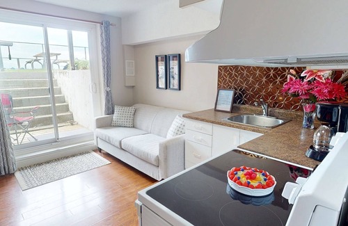 Wasaga Beach Apartamento | Lakefront studio with shared grill & firepit - steps to beach and pool